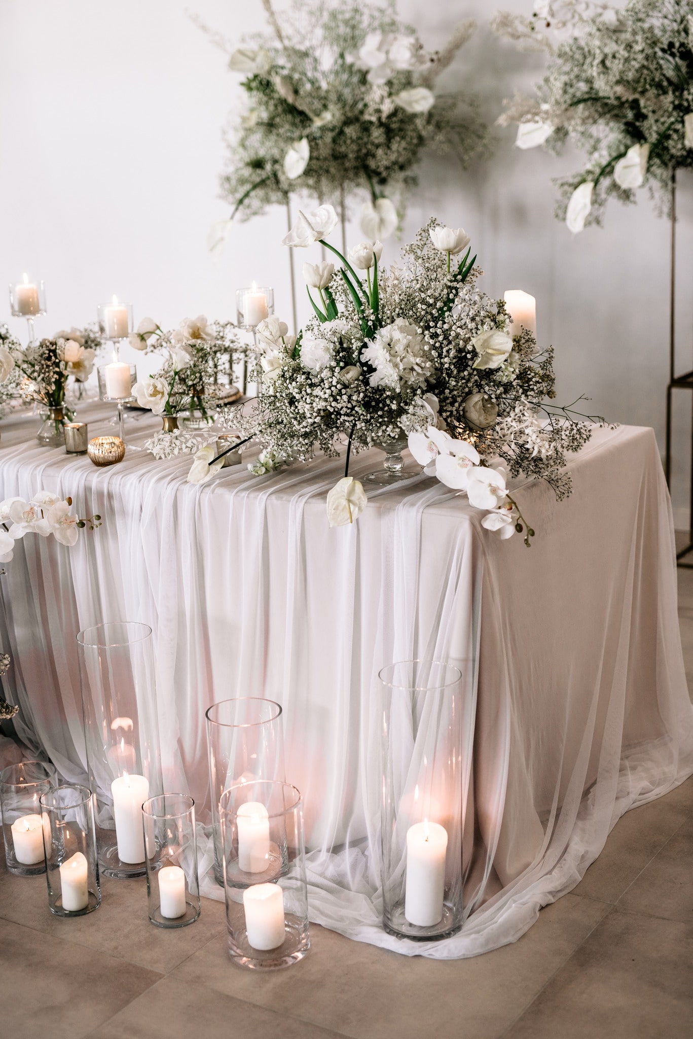 A table decorated with white flowers
